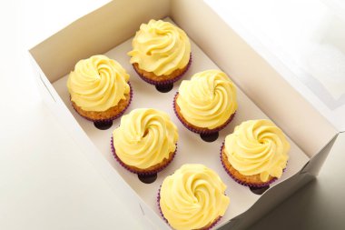 Lezzetli limon kekler beyaz zemin üzerine kutu