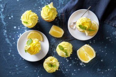 Lezzetli limon cupcakes dokulu renkli arka plan, üstten görünüm