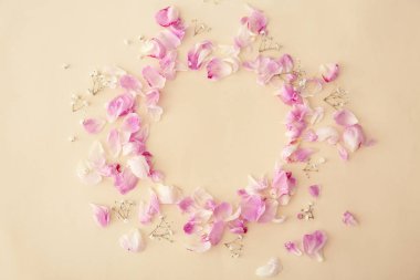 Çerçeve çiçek yaprakları renk arka plan üzerinde yapılmış