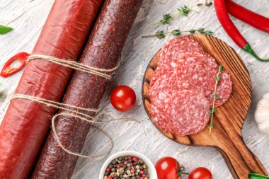 Baharat hafif tablo ile lezzetli füme sosis