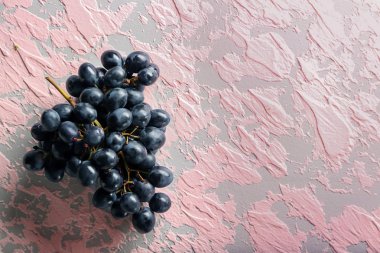 Olgun tatlı üzüm dokulu renkli arka plan üzerinde