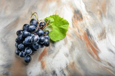 Olgun tatlı üzüm mermer zemin, üstten görünüm