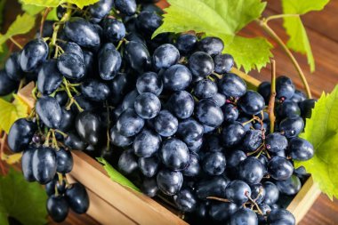 Ahşap sandık, closeup olgun tatlı üzüm