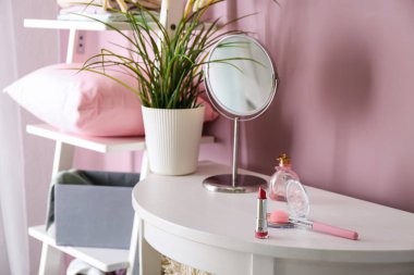 Parfüm şişesi üzerinde beyaz masa ile Dekoratif kozmetik