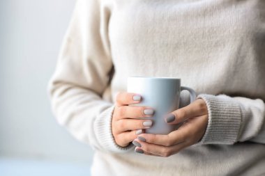 Kahve, closeup tutan şık güzel manikür kadınla