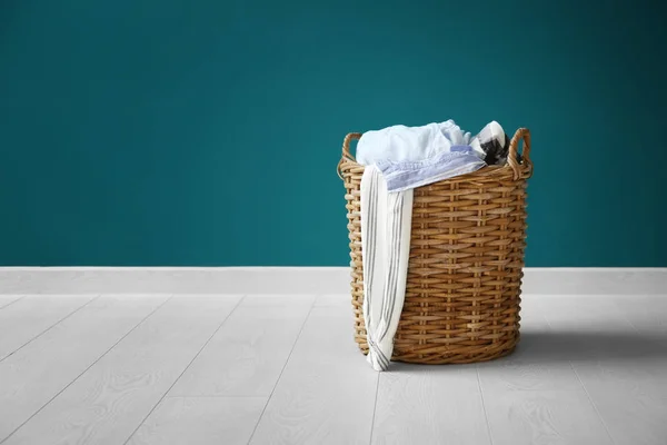 Panier Linge Avec Des Vêtements Sales Sur Sol Près Mur — Photo