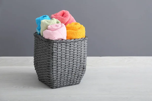 Laundry Basket Clean Towels Floor Grey Wall — Stock Photo, Image