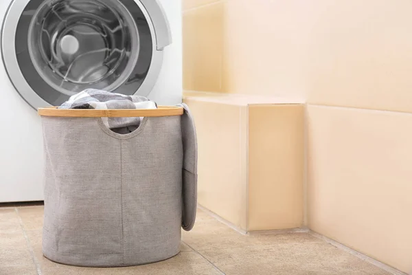 Laundry Basket Dirty Clothes Floor Bathroom — Stock Photo, Image