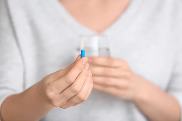 Mujer Sosteniendo Píldora Vaso Agua Primer Plano —  Fotos de Stock