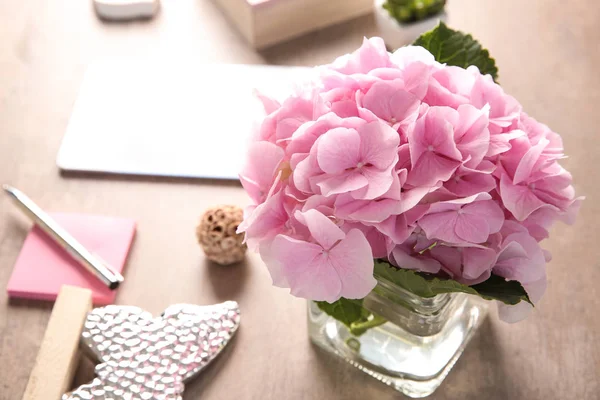 Skleněná Váza Krásnými Květinami Šedý Stůl — Stock fotografie