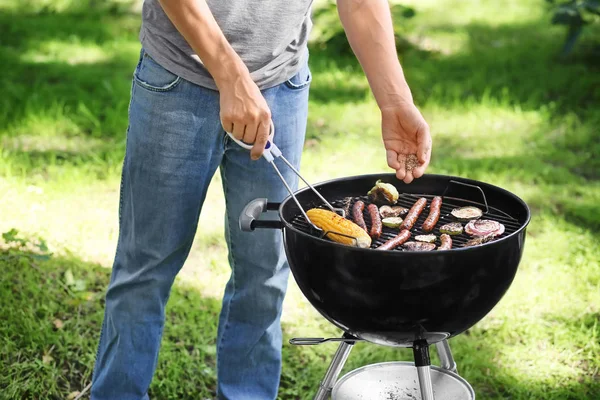 Uomo Che Cucina Salsicce Verdure Sul Barbecue All Aperto — Foto Stock