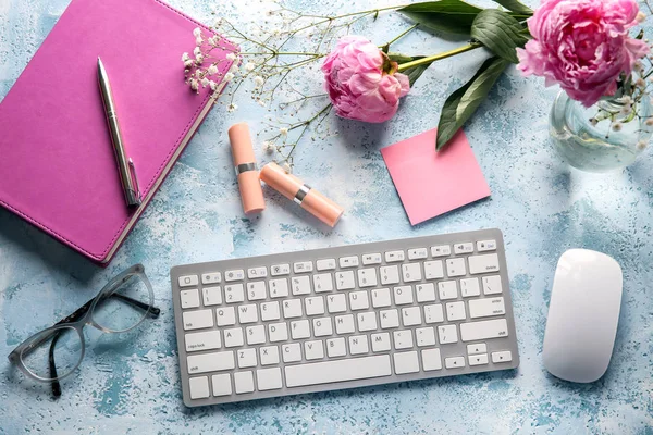 Workplace Computer Keyboard Beautiful Flowers Color Table — Stock Photo, Image