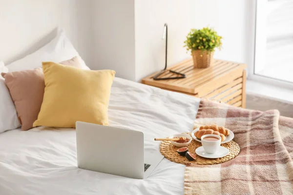 Wicker Mat Delicious Breakfast Laptop Bed — Stock Photo, Image