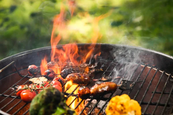 Koken Van Heerlijke Worsten Groenten Barbecue Grill Buitenshuis — Stockfoto