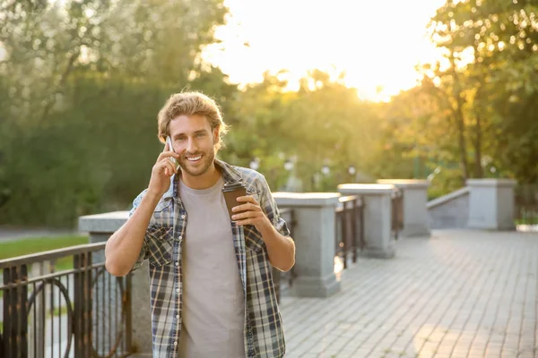 Красивый Молодой Человек Кофе Разговаривает Мобильному Телефону Парке — стоковое фото