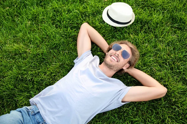 Beau Jeune Homme Reposant Sur Herbe Verte Dans Parc — Photo