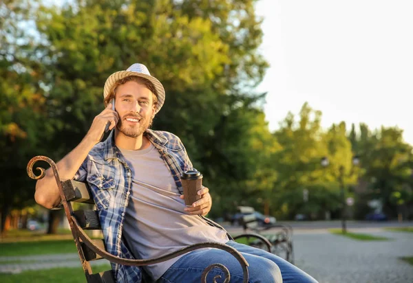 Guapo Joven Con Café Hablando Por Teléfono Móvil Parque — Foto de Stock