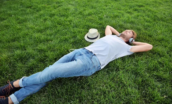 Beau Jeune Homme Écoutant Musique Sur Herbe Verte Dans Parc — Photo