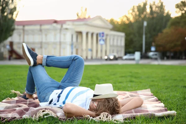 Beau Jeune Homme Écoutant Musique Dans Parc — Photo