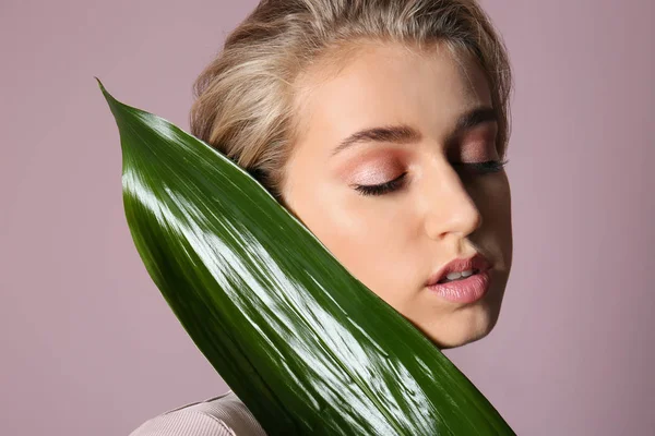 Vacker Ung Kvinna Med Naken Makeup Och Tropiska Löv Färgbakgrund — Stockfoto