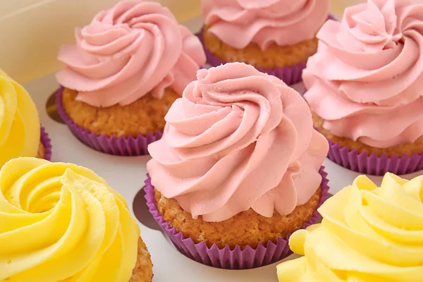 Deliciosos Cupcakes Caixa Papelão Close — Fotografia de Stock