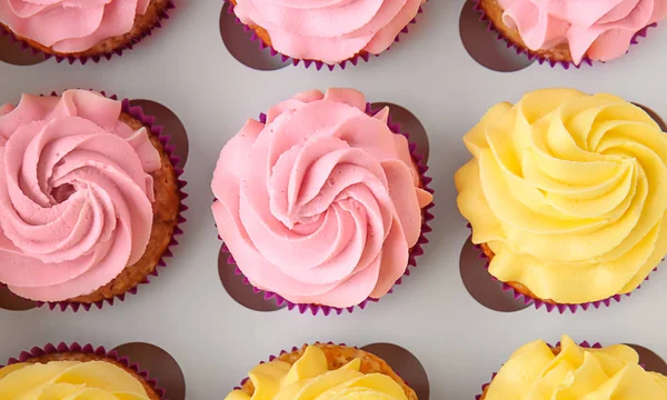 Deliciosos Cupcakes Caixa Papelão — Fotografia de Stock