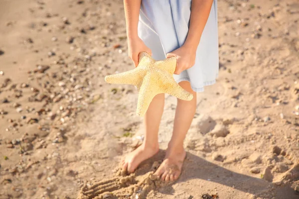 Cute Little Girl Starfish Sea Beach — Stock Photo, Image