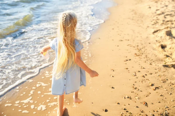 Nettes Kleines Mädchen Läuft Meeresstrand — Stockfoto