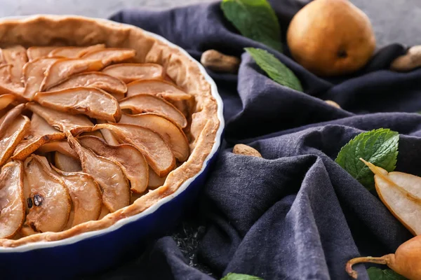 Leckerer Birnenkuchen Auf Dem Tisch — Stockfoto