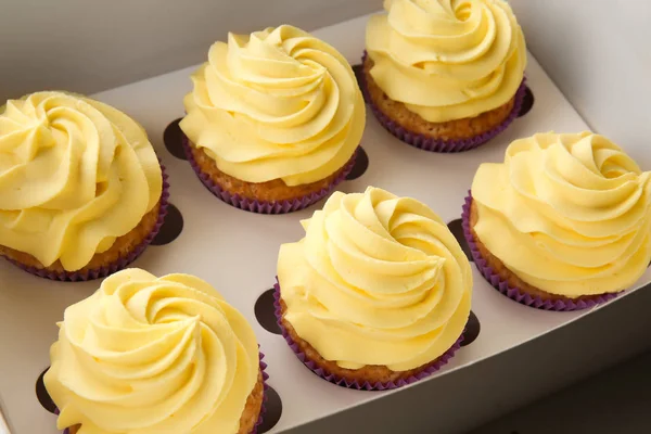 ボックスで クローズ アップでおいしいレモン カップケーキ — ストック写真