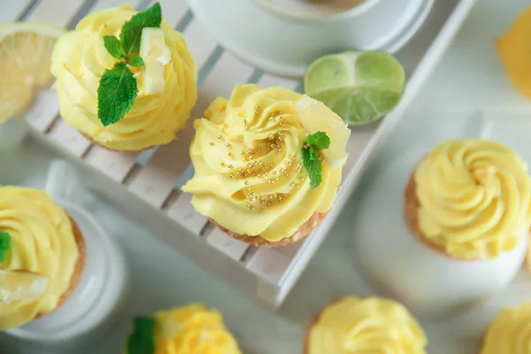 White Wooden Crate Delicious Lemon Cupcakes Table Top View — Stock Photo, Image