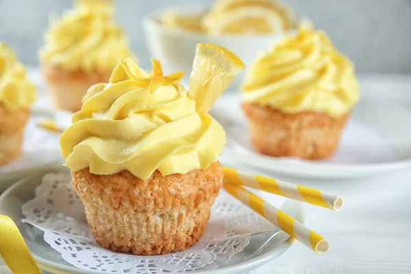 Placa Con Delicioso Cupcake Limón Mesa — Foto de Stock