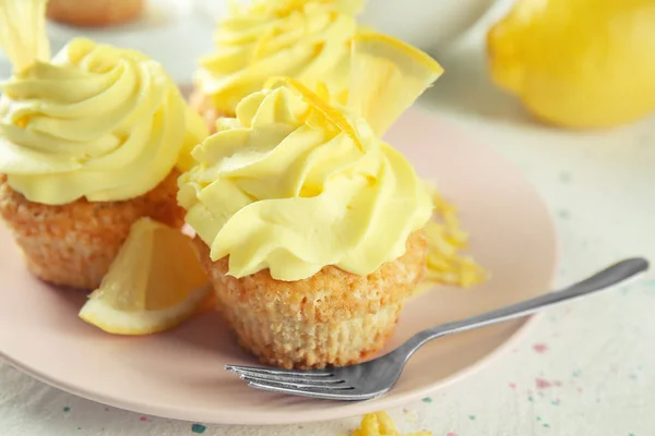 Plate Delicious Lemon Cupcakes Table Closeup — Stock Photo, Image