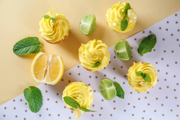 美味柠檬蛋糕在颜色背景 顶部视图 — 图库照片