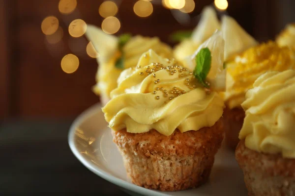 Delicious Lemon Cupcakes Dessert Stand Closeup — Stock Photo, Image