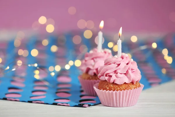 Läckra Birthday Cupcakes Med Brinnande Ljus Bordet — Stockfoto