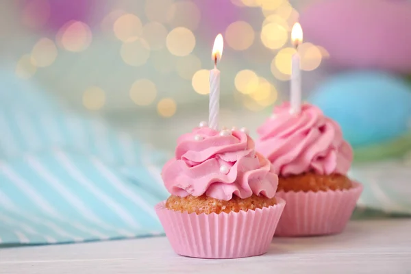 Läckra Birthday Cupcakes Med Brinnande Ljus Bordet — Stockfoto