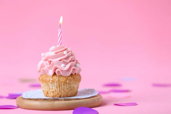 Delicioso Cupcake Aniversário Com Vela Acesa Fundo Cor — Fotografia de Stock