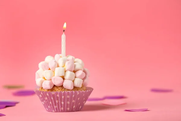 Heerlijke Verjaardag Cupcake Met Het Branden Van Kaars Marshmallows Kleur — Stockfoto
