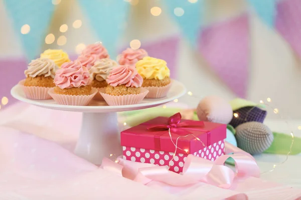 Stand Com Deliciosos Cupcakes Caixa Presente Mesa — Fotografia de Stock