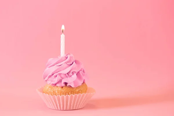 Heerlijke Verjaardag Cupcake Met Het Branden Van Kaars Kleur Achtergrond — Stockfoto