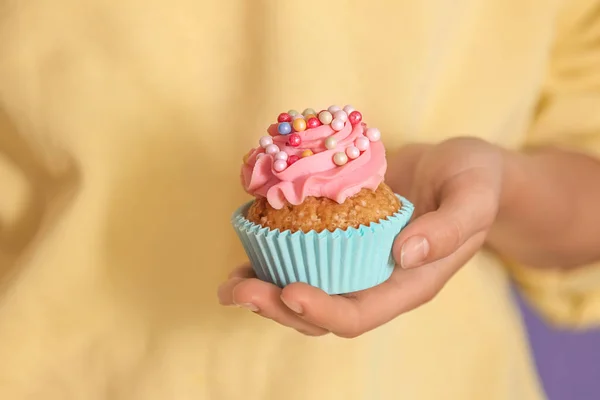 Mujer Sosteniendo Delicioso Cupcake Primer Plano — Foto de Stock