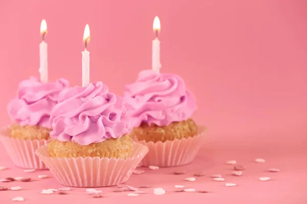 Heerlijke Verjaardag Cupcakes Met Brandende Kaarsen Kleur Achtergrond — Stockfoto