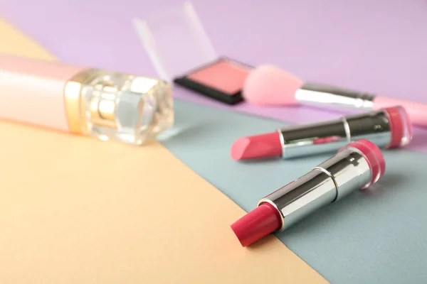 香水瓶 化粧品の色の背景にピンクの口紅 — ストック写真