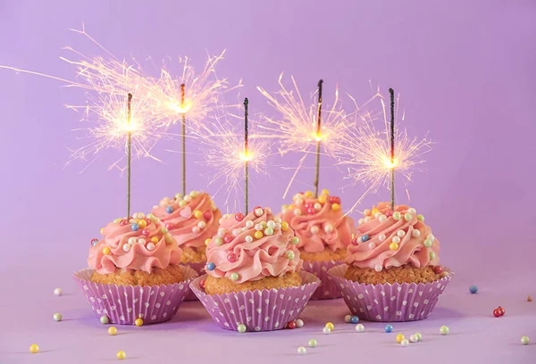 Finom Születésnapi Cupcakes Tűzijáték Gyertyákkal Színes Háttérrel — Stock Fotó