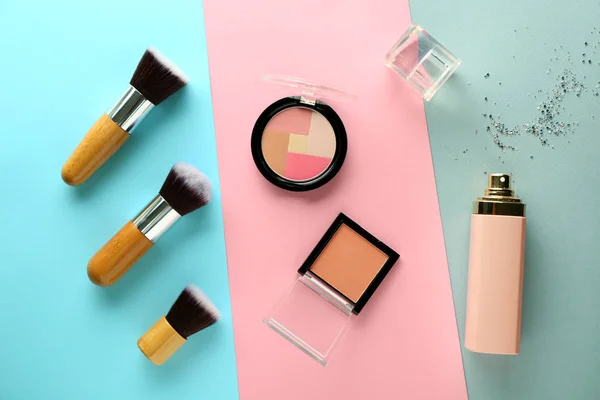 Fırçalar Renk Arka Plan Üzerinde Parfüm Şişesi Ile Dekoratif Kozmetik — Stok fotoğraf