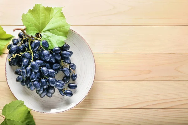 Plate Ripe Sweet Grapes Wooden Table Top View — Stock Photo, Image