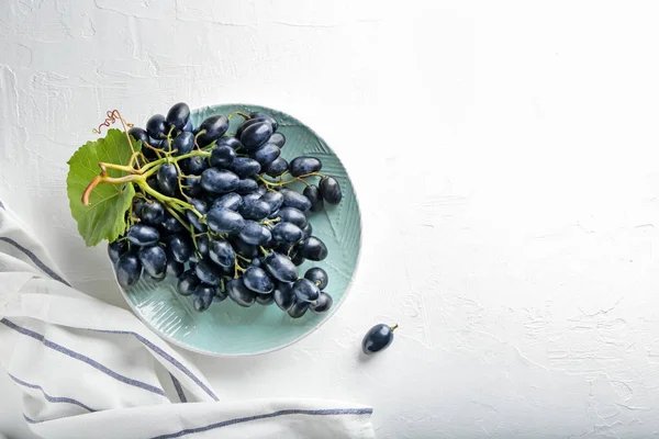 Plate Ripe Sweet Grapes White Table Top View — Stock Photo, Image