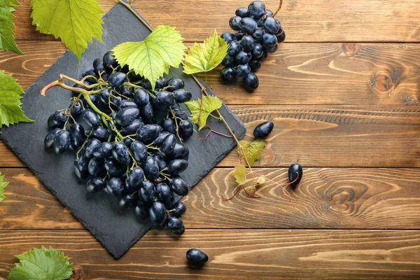 Slate Plate Ripe Sweet Grapes Wooden Table Top View — Stock Photo, Image