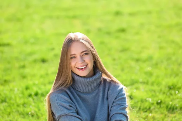 Hermosa Joven Mujer Descansando Aire Libre — Foto de Stock